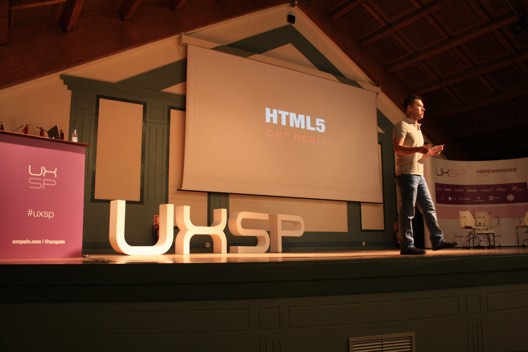 Julio sobre el escenario impartiendo la charla HTML5 Get Real