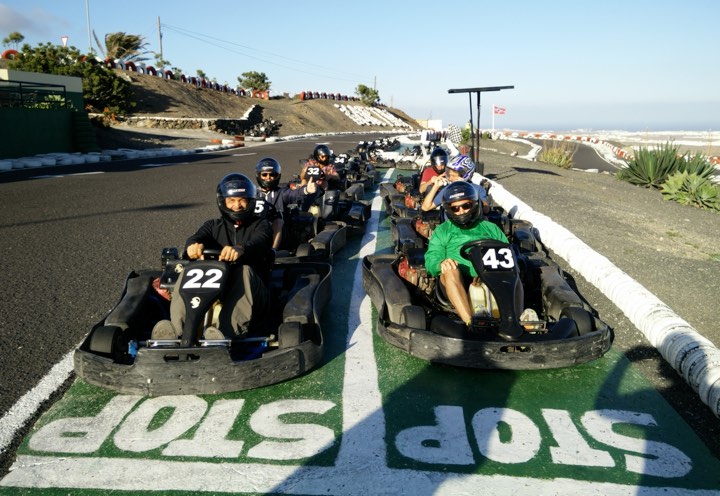 Equipo de ilios en las posiciones de salida en un cirtcuito de karting